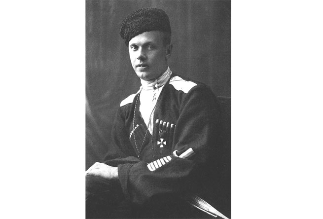 Бесконтрольность и безнаказанность в конце концов вскружили голову Якову Слащёву. Фото 1918 года