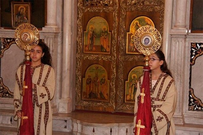 Священник в Афинах отстранен от работы за то, что поставил девушек в качестве «служек в алтарь»
