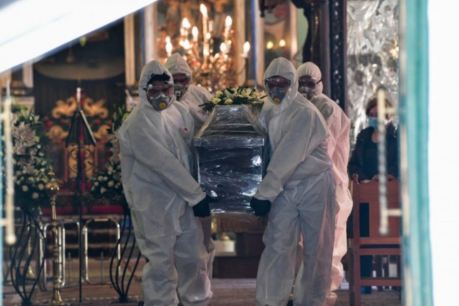 Апрель - второй самый смертоносный месяц пандемии в Греции