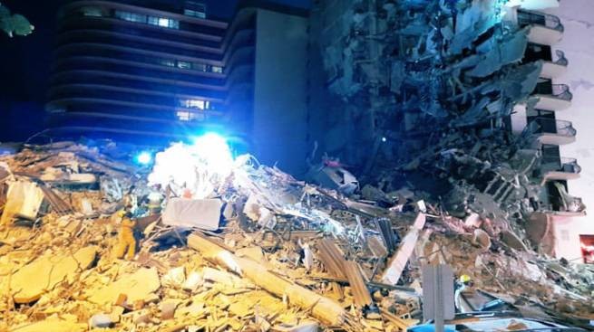 США: под завалами рухнувшей многоэтажки ищут выживших