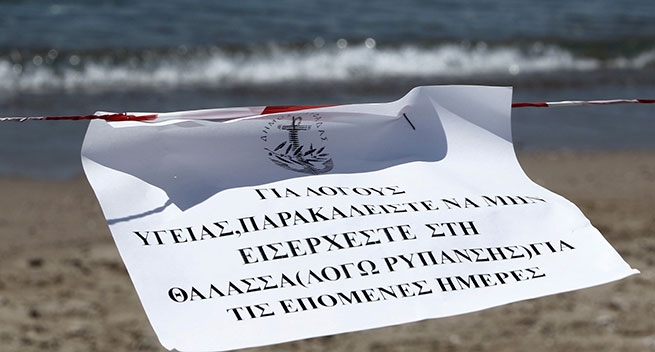Греция: Министерство здравоохранения запретило купаться на пляжах Аттики из-за разлива нефти