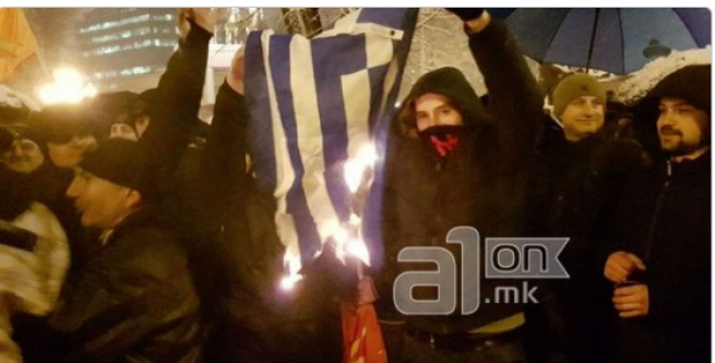 В Скопье протестующие сожгли греческий флаг