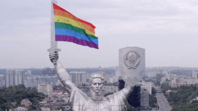 В Киеве на Родину-мать подвесили флаг ЛГБТ