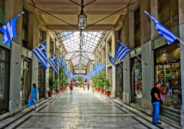 Греки возвращаются к местным торговым точкам