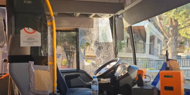 Мужчина напал на водителя автобуса, разбив стекло кулаком