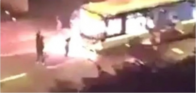 Мусульмане сожгли пассажирский автобус в Париже