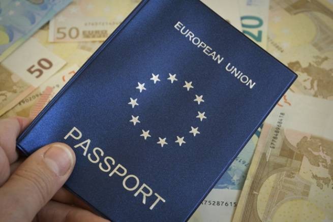 Как украинским беженцам получить паспорт ЕС