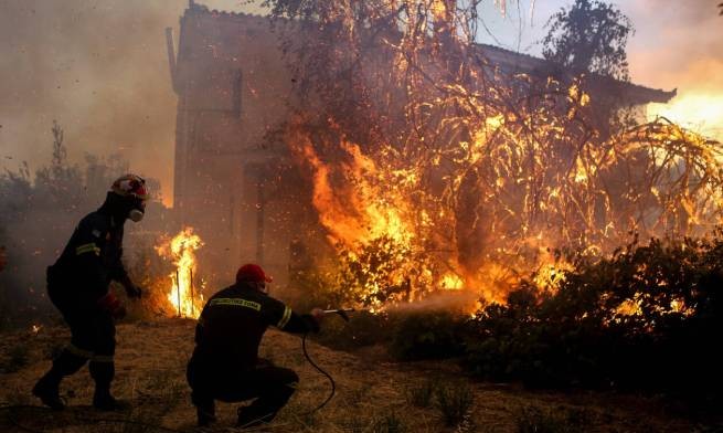 Огненный Армагеддон на Эвии продолжается, губернатор взывает о помощи