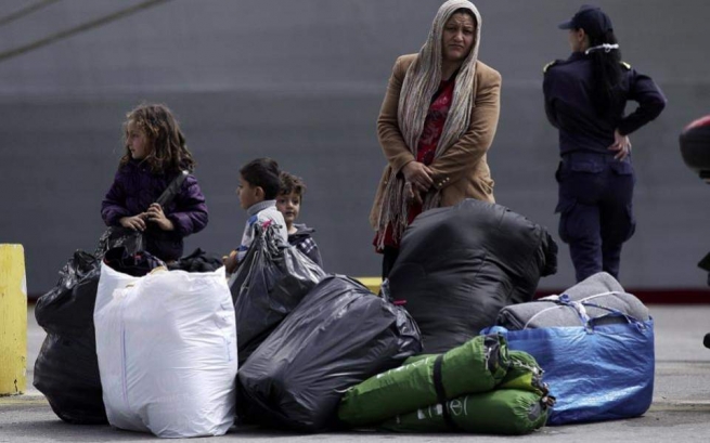 Мигрантов из лагерей переведут в отели и на съемные квартиры