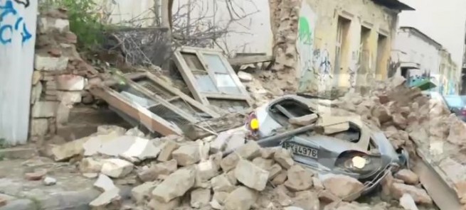 Керамикос: Рухнувшее здание похоронило под обломками два автомобиля