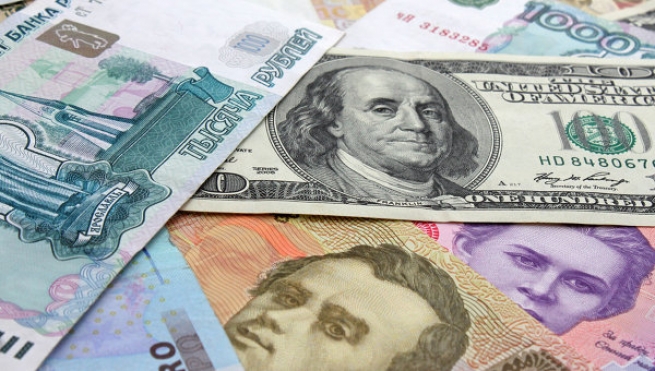 Как украинцам выводить деньги за границу и сколько это стоит