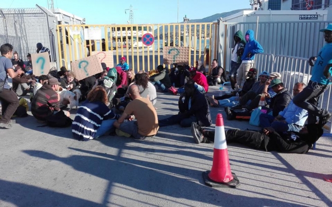 Почти 10 000 мигрантов-беженцев всего на 3-х греческих островах
