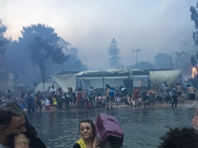 Видео документ: люди прячутся от пожара в воде
