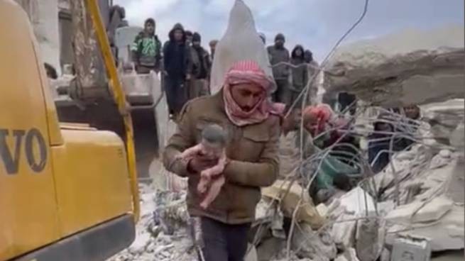 Землетрясения в Турции и Сирии: 7800 погибших и удивительное спасение (видео)