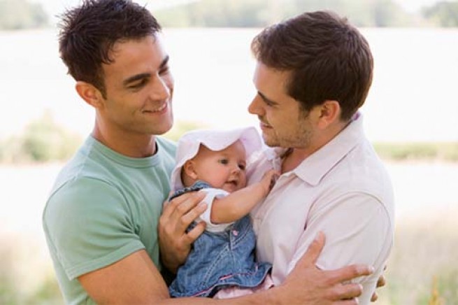 Усыновителями в Англии все чаще становятся ЛГБТ-пары