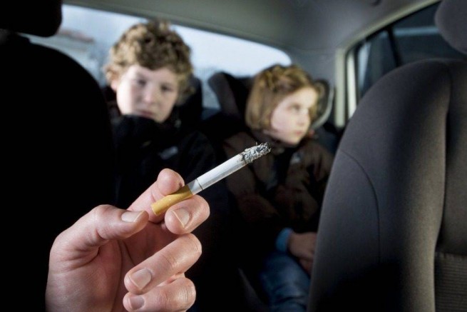 У курящих за рулем в присутствии детей изымут водительские права