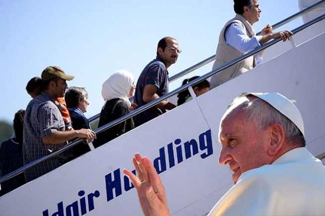 Папа Римский увез с собой из Греции 12 сирийских беженцев