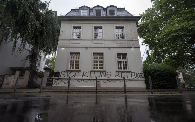 Граффити на греческом генконсульстве во Франкфурте
