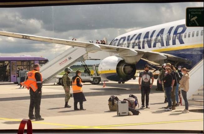 Скандал вокруг экстренной посадки Ryanair