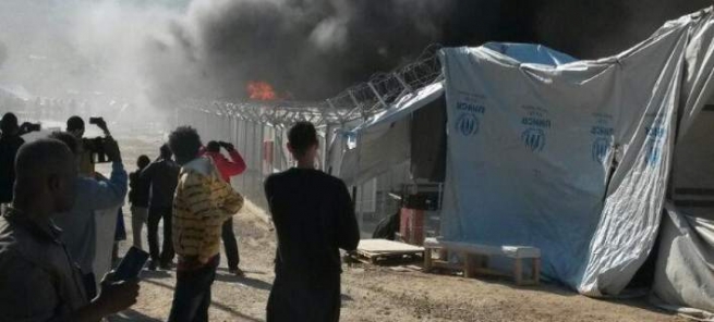 Мятеж и пожар в центре содержания беженцев в Мория