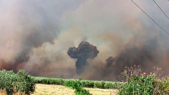 Мощные взрывы на складе боеприпасов в Неа-Анхиалос - видео(UPD)