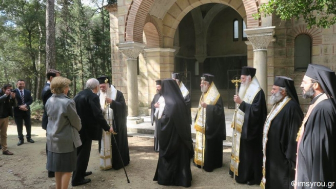 Предстоятель Элладской Православной Церкви совершил заупокойное богослужение на могилах короля и королевы Греции