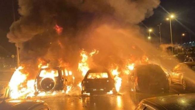 На парковке аэропорта в Александруполисе сгорели 8 машин