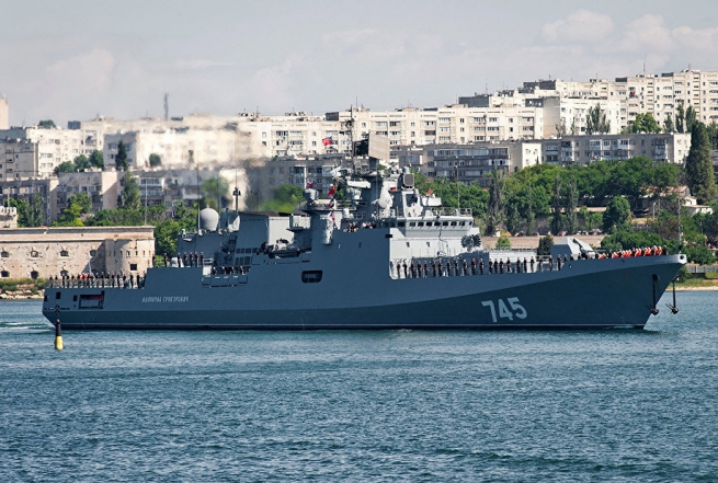 Российский сторожевой корабль «Адмирал Григорович» в порту Корфу