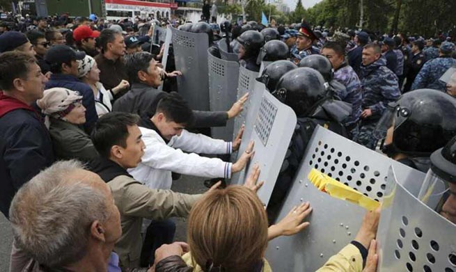 Казахстан погружается в хаос: уличные бои и жестокие столкновения