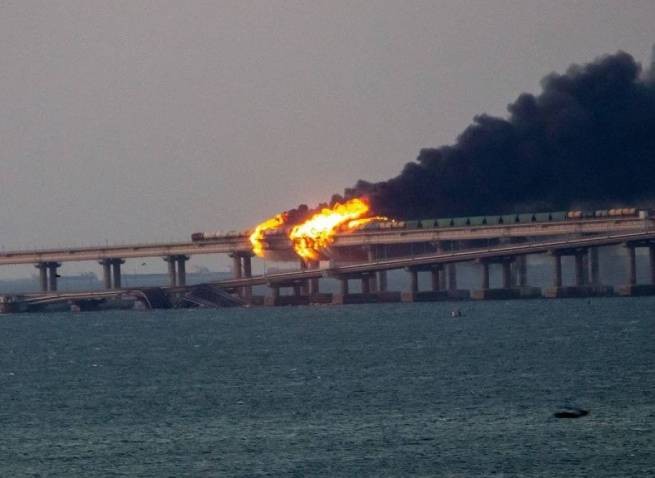 Пожар на Крымском мосту, движение остановлено (добавлено видео момента взрыва с камеры)