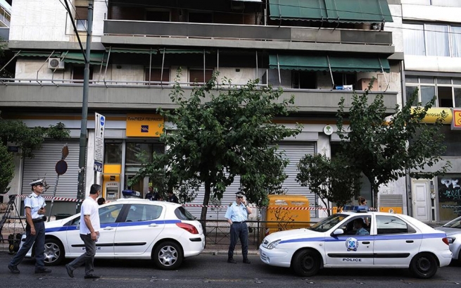 Средь бела дня вооруженные грабители обчистили банк в центре Афин