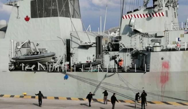 Корабли НАТО в порту Пирей &quot;раскрасили&quot;