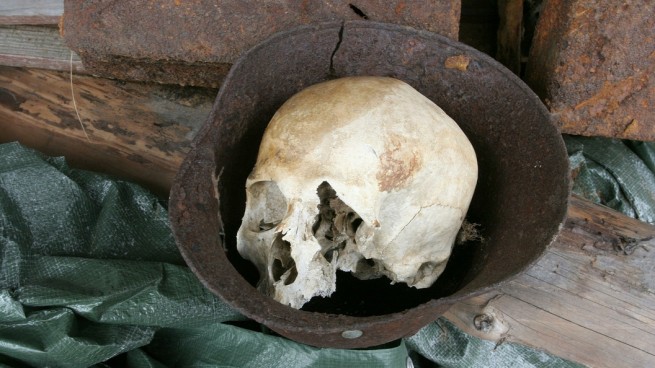 На складе обнаружены человеческий череп и кости
