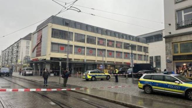 Германия: преступник взял заложников в торговом центре (дополнено, преступник убит)