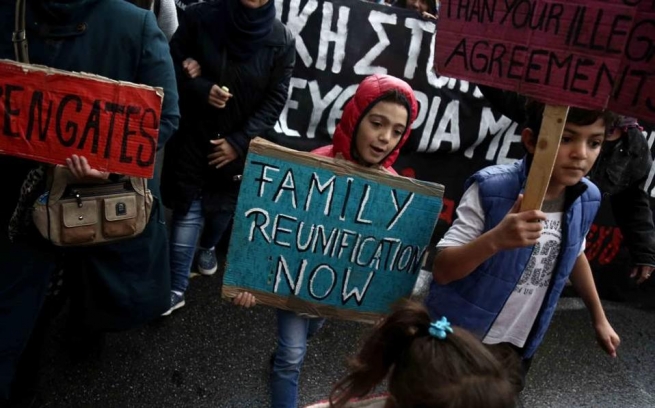 Афины: Беженцы идут в посольство Германии, требовать воссоединения с семьями