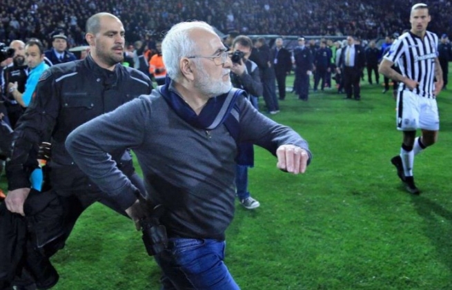 В Греции прервали чемпионат из-за выхода Саввиди с пистолетом‍ на поле