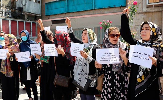 Семь женщин-депутатов из Афганистана прибыли в Афины, сообщает МИД