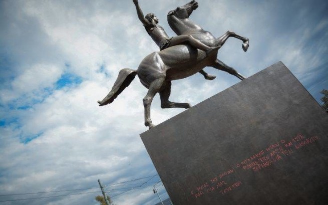 Вандалы написали лозунги на подиуме статуи Александра Македонского