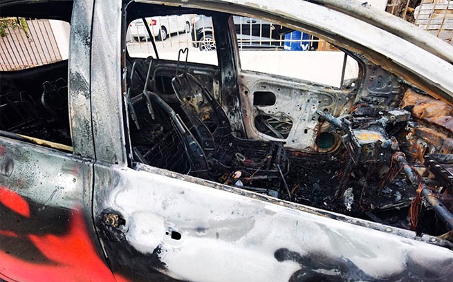 Триллер в Мениди: момент возгорания припаркованного автомобиля, погибший - гражданин Турции