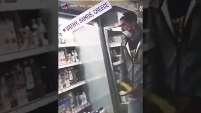Самос: мужчина лизал еду в супермаркете