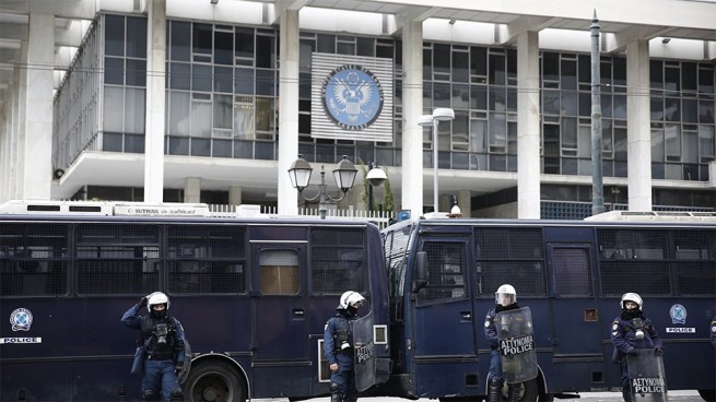 Полиция усиливает охрану вокруг посольств США и Израиля