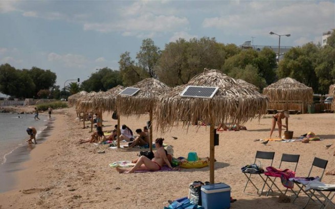 На пляже в Афинах теперь можно зарядить телефон