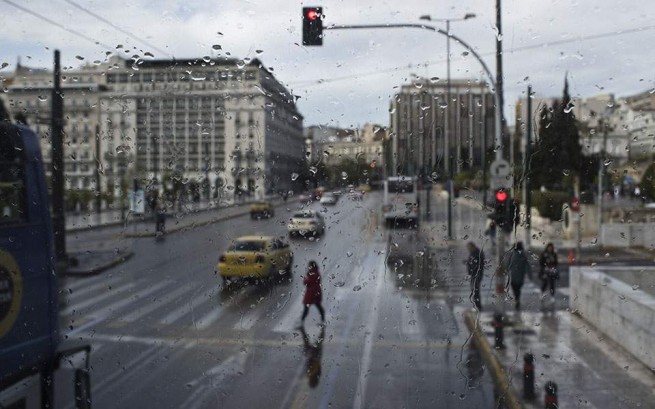 Проливной дождь блокирует дороги в Афинах, град наносит ущерб посевам