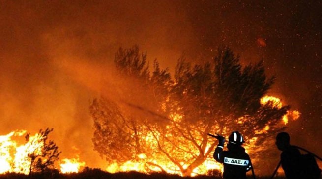 На Закинфе бушуют два лесных пожара, сильный ветер раздувает огонь