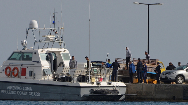 3 украинских моряка пытались переправить 64 мигранта из Греции в Италию