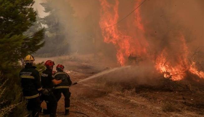 Срочная эвакуация: пожар в Феризе, в Сарониде, возле населенных пунктов