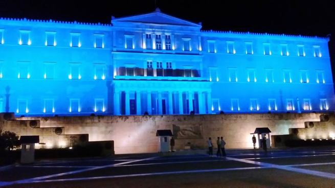 Парламент осветился синим светом…