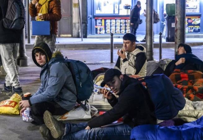 О мигрантах во Франции - в 2022 году их число увеличилось на 56 000 человек