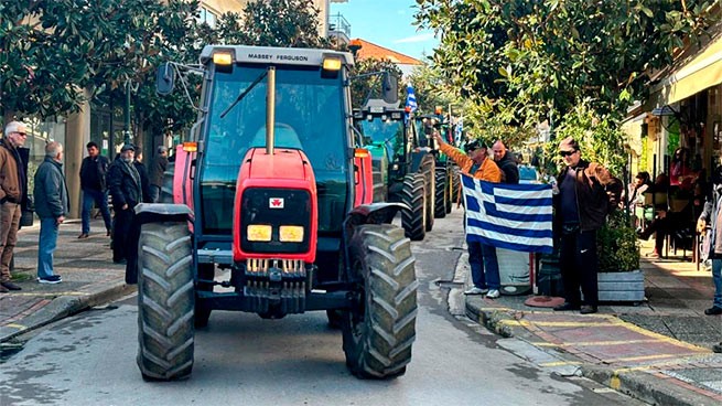 Забастовка фермеров в Фарсале: улицы забросали кукурузой и залили молоком