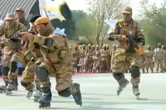 Это не "троллинг": талибы патрулируют Кабул на... роликовых коньках
